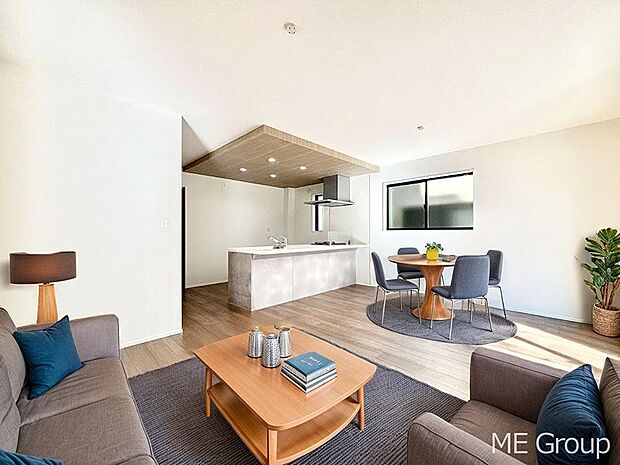 ご家族の賑やかな話し声で包まれる明るいリビング  ※家具はCGです