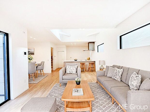 家族の和やかな会話が聞こえてきそう。開放感のあるリビングです。※家具はCGです  