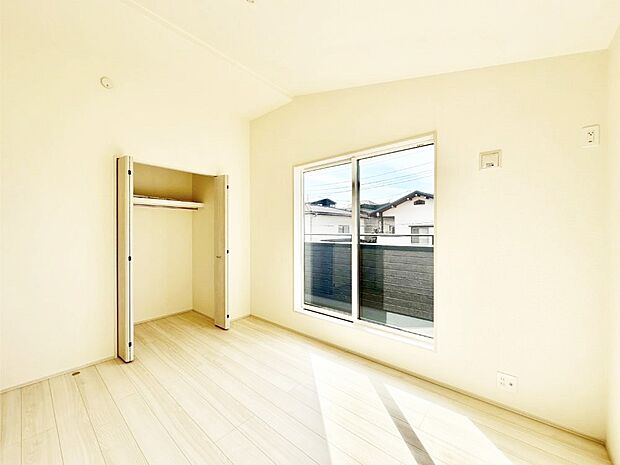 バルコニーが開放感をプラスしてくれる洋室