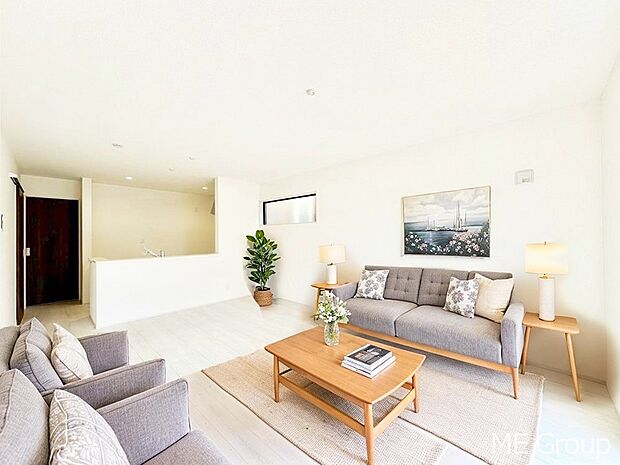 落ち着いた雰囲気のLDKは家族みんなの快適空間※家具はCGです