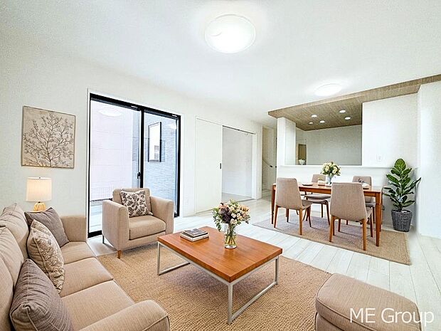 ご家族の賑やかな話し声で包まれる明るいリビング ※家具はCGです