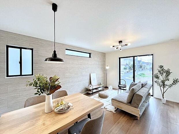 日当たりのいいリビングでゆったりとしたティータイムを！ お気に入りのグリーンを飾れば更に心地よさがアップ！