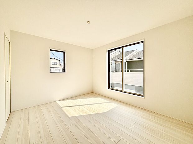 バルコニーが開放感をプラスしてくれる洋室