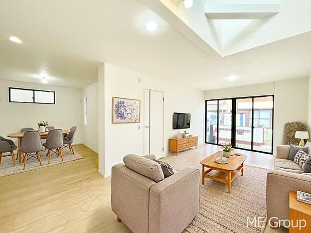 ご家族の賑やかな話し声で包まれる明るいリビング ※家具はCGです