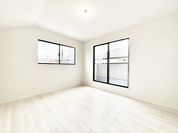 バルコニーが開放感をプラスしてくれる洋室