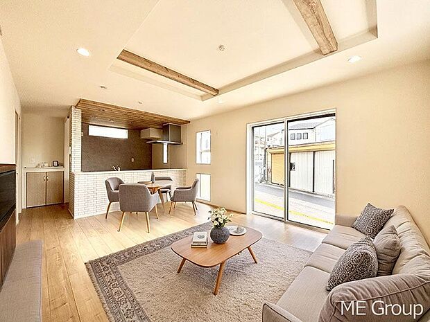 ご家族の賑やかな話し声で包まれる明るいリビング  ※家具はCGです