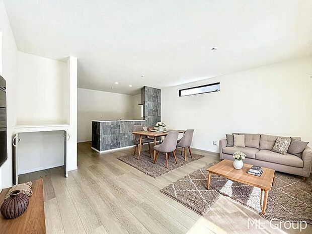 ご家族の賑やかな話し声で包まれる明るいリビング ※家具はCGです