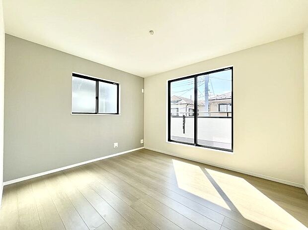 バルコニーが開放感をプラスしてくれる洋室