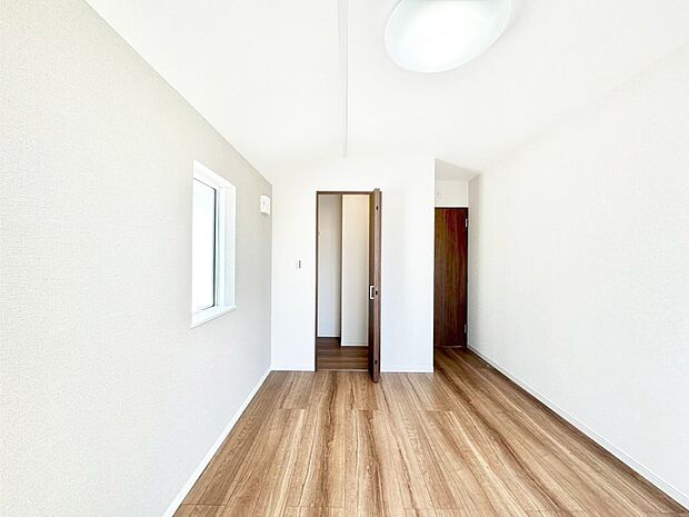 ウォークインクローゼットがあるお部屋!季節ごとの入れ替えも不要で便利です。