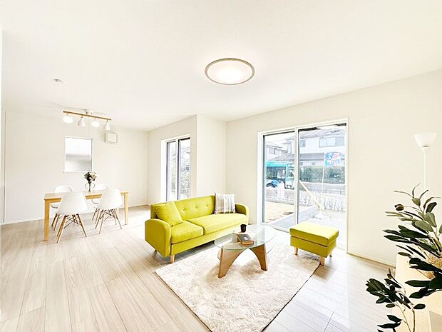 開放感ある広々リビングは明るい陽光が入り込む憩いの空間です！