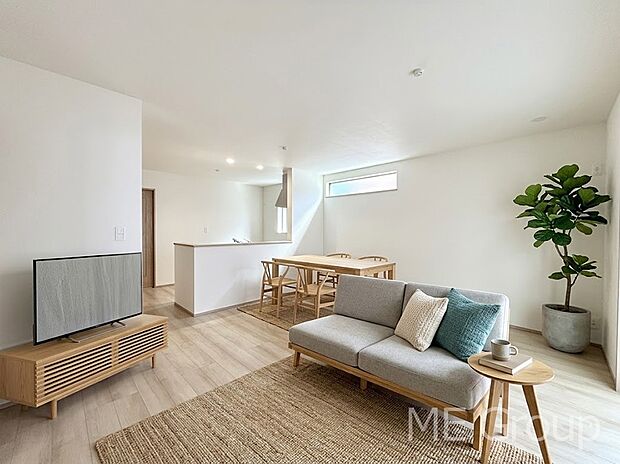 ご家族の賑やかな話し声で包まれる明るいリビング ※家具はCGです