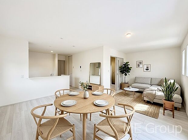 家族の和やかな会話が聞こえてきそう。開放感のあるリビングです。※家具はCGです