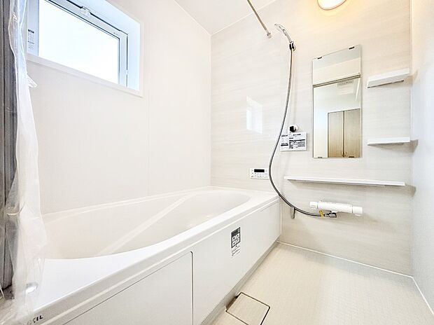 一日の疲れを癒してくれる明るい清潔感のあるバスルーム