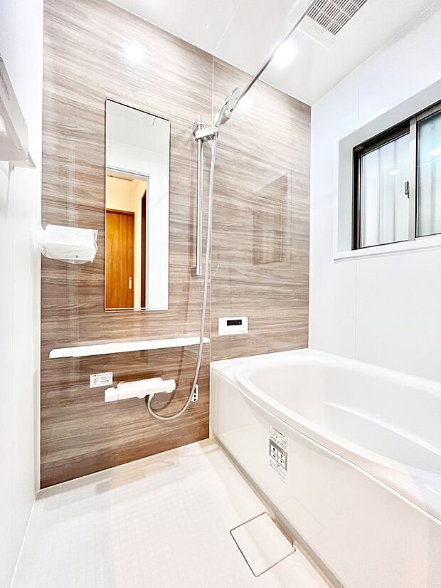 一日の疲れを癒してくれる明るい清潔感のあるバスルーム