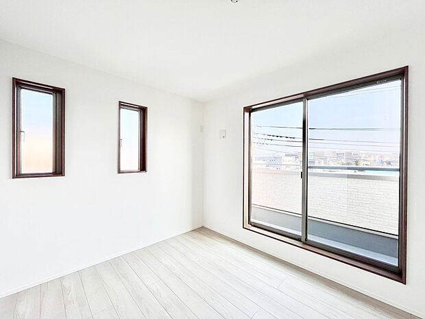 バルコニーが開放感をプラスしてくれる洋室