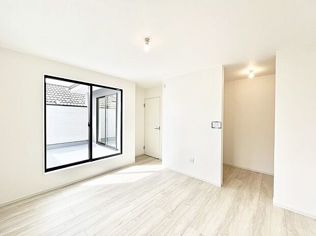 バルコニーが開放感をプラスしてくれる洋室