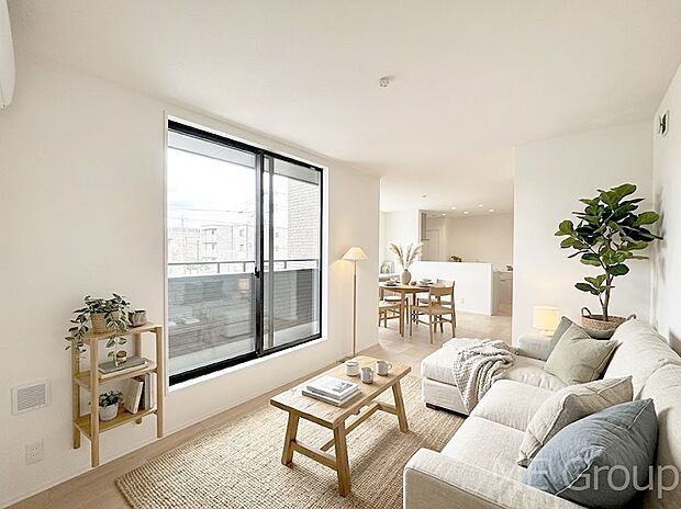 プライバシーも守れる2階リビングは明るく開放感たっぷり！　※家具はCGです