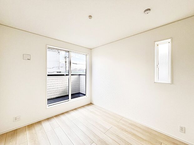 バルコニーが開放感をプラスしてくれる洋室