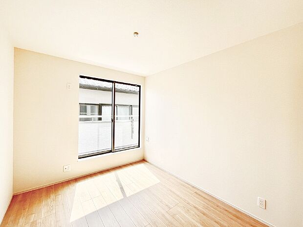 バルコニーが明るさと開放感を演出！朝スッキリと目覚められそうですね。