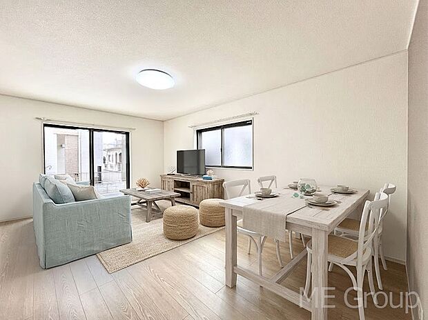 ご家族の賑やかな話し声で包まれる明るいリビング  ※家具はCGです