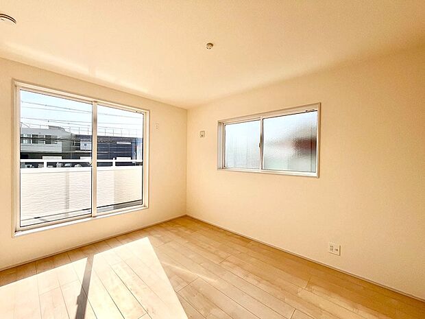 バルコニーが開放感をプラスしてくれる洋室