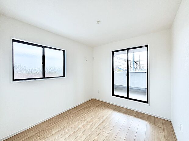 バルコニーが開放感をプラスしてくれる洋室