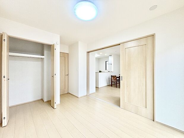 リビング隣接の洋室は個室としても利用できます