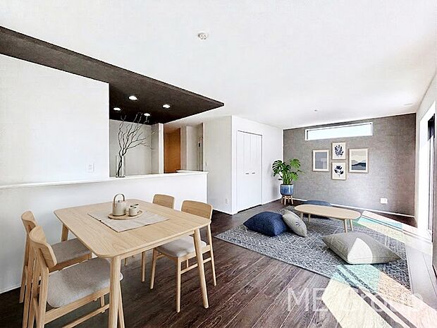 ご家族の賑やかな話し声で包まれる明るいリビング ※家具はCGです