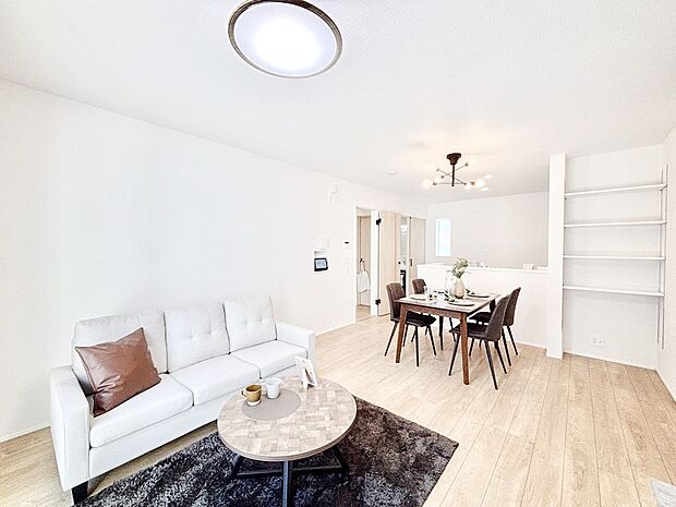 可動棚付きのオシャレなLDK!家族みんなが快適に過ごせそうですね。