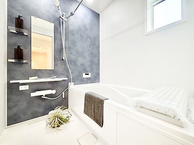 落ち着いた色合いの壁面、ゆっくりゆったり寛げるバスルーム。