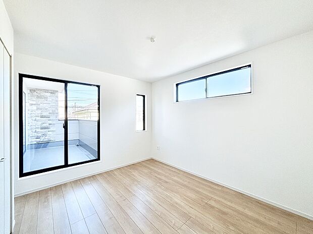 バルコニーが開放感をプラスしてくれる洋室