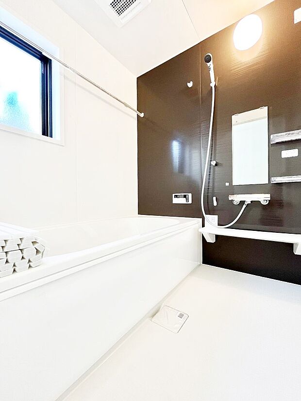 一日の疲れを癒してくれる明るい清潔感のあるバスルーム