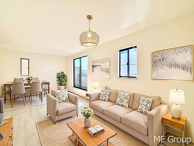 ご家族の賑やかな話し声で包まれる明るいリビング ※家具はCGです