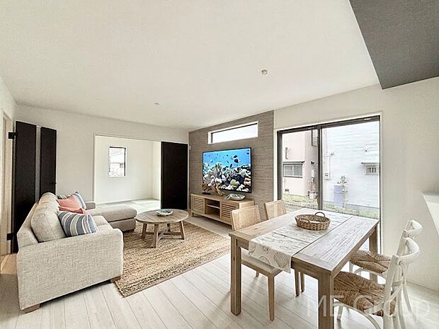 大きな窓からたっぷりの陽光と風を感じられるリビング ※家具はCGです