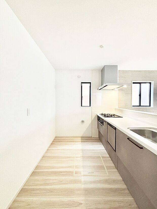 爽やかな風が通り抜けるキッチン。窓があるので明るく換気にも役立ちます。