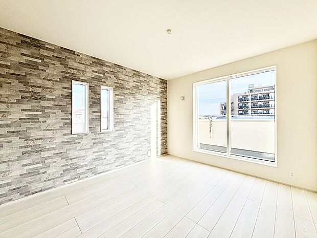 バルコニーが開放感をプラスしてくれる洋室