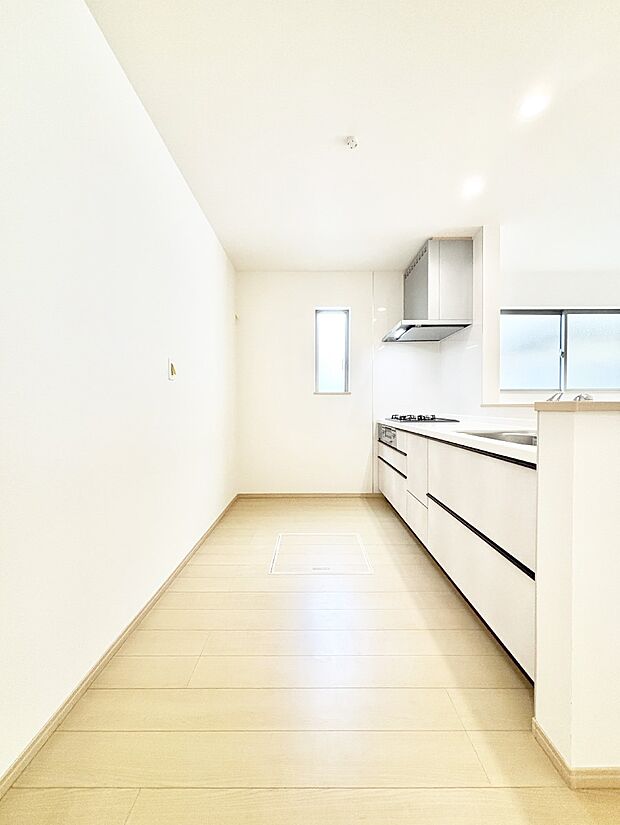 爽やかな風が通り抜けるキッチン。窓があるので明るく換気にも役立ちます。