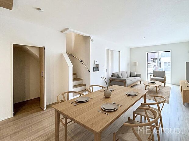 ご家族の賑やかな話し声で包まれる明るいリビング  ※家具はCGです