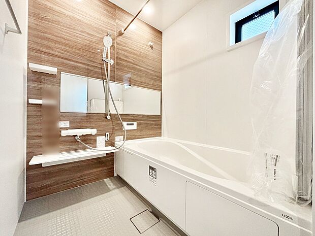 一日の疲れを癒してくれる明るい清潔感のあるバスルーム