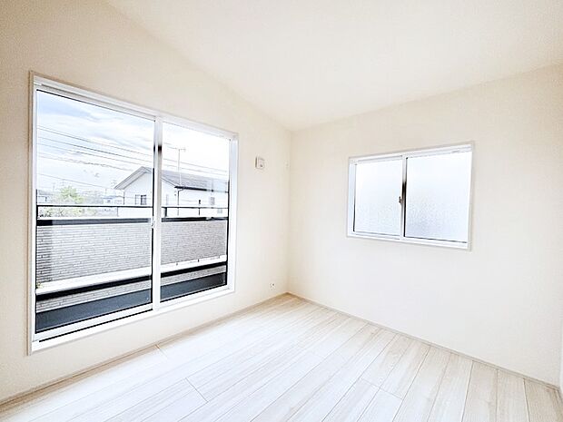 バルコニーが開放感をプラスしてくれる洋室