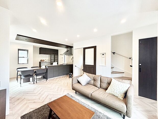 プライバシーも守れる2階リビングは明るく開放感たっぷり！