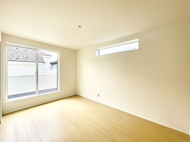 明るいバルコニーサイドに洋室を設置。目覚めの良い寝室に。 