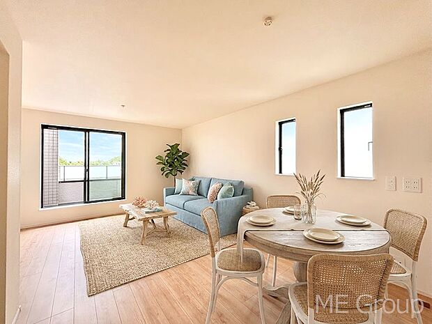 大きな窓からたっぷりの陽光と風を感じられるリビング ※家具はCGです