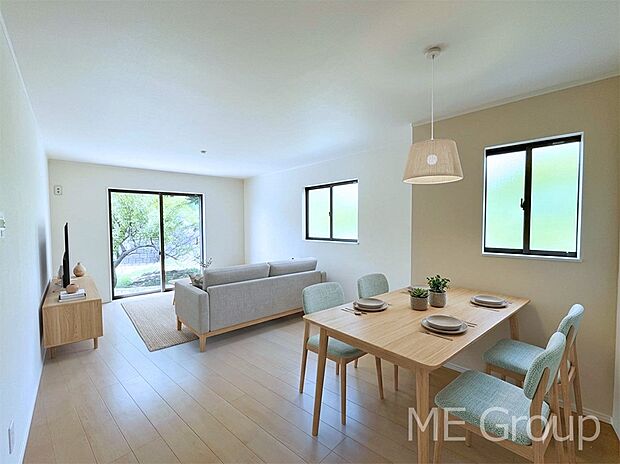 ご家族の賑やかな話し声で包まれる明るいリビング  ※家具はCGです