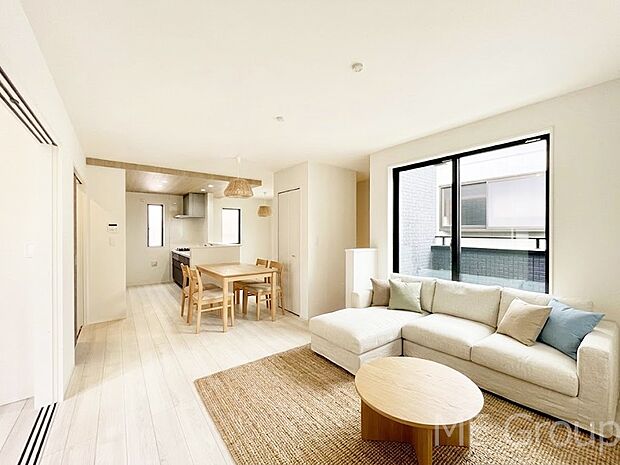 プライバシーも守れる2階リビングは明るく開放感たっぷり ※家具はCGです