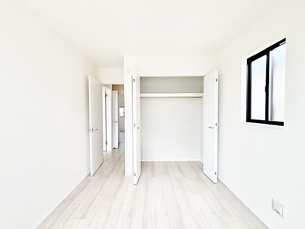 クローゼット付きのお部屋でスッキリとした空間でゆったり寛げます！