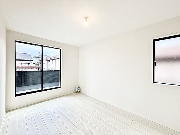 ウォークインクローゼットがあるお部屋！季節ごとの入れ替えも不要で便利です。 