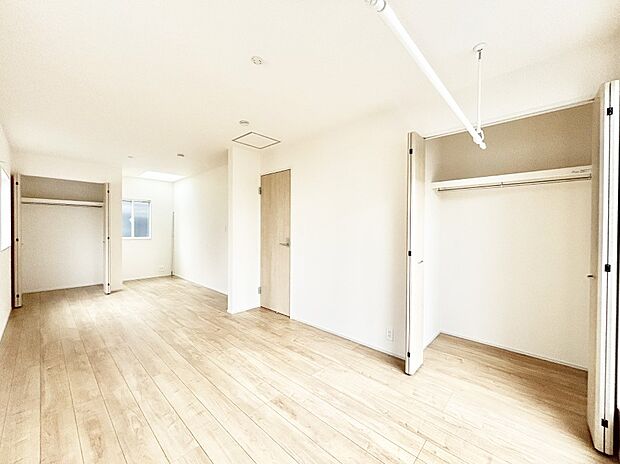ライフスタイルに合わせて2部屋として利用できる広々とした洋室。