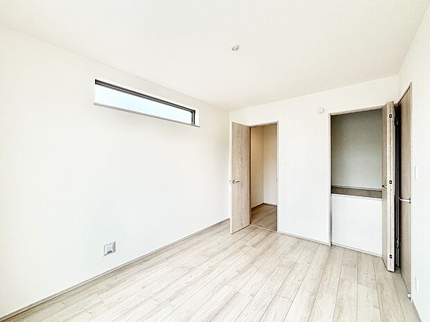 ウォークインクローゼットがあるお部屋！季節ごとの入れ替えも不要で便利です。 