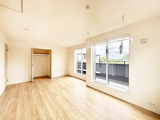 ライフスタイルに合わせて2部屋として利用できる広々とした洋室。